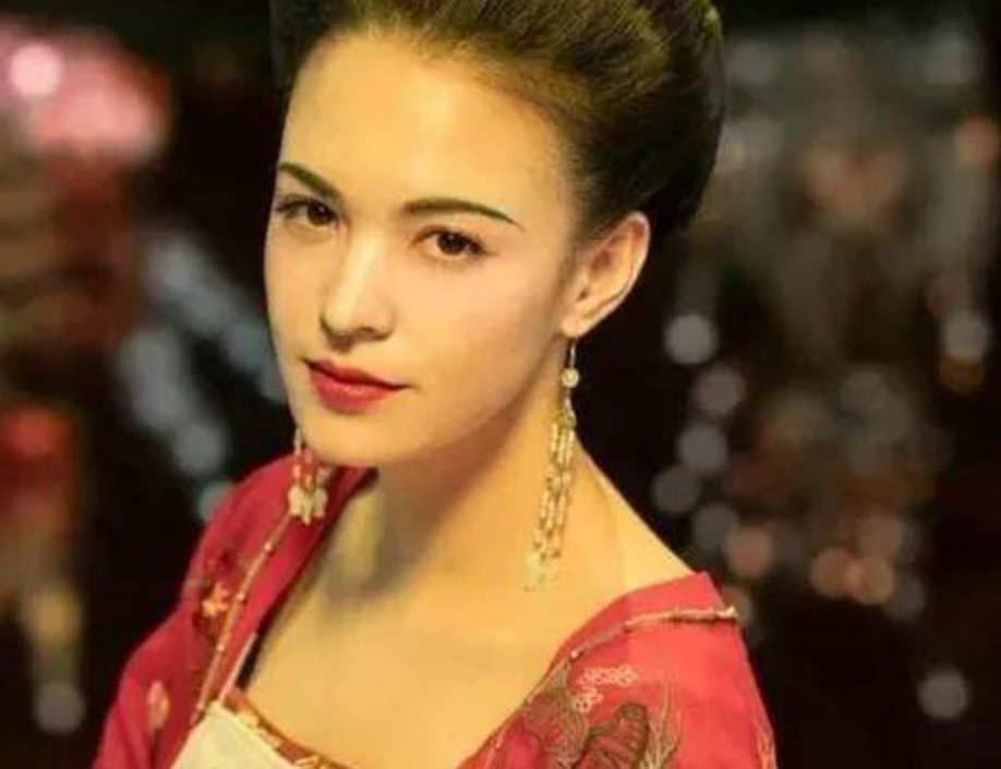 公元748年，华清池内李隆基正在沐浴发呆，小姨子悄然闯入，李隆基并未发觉，只见她