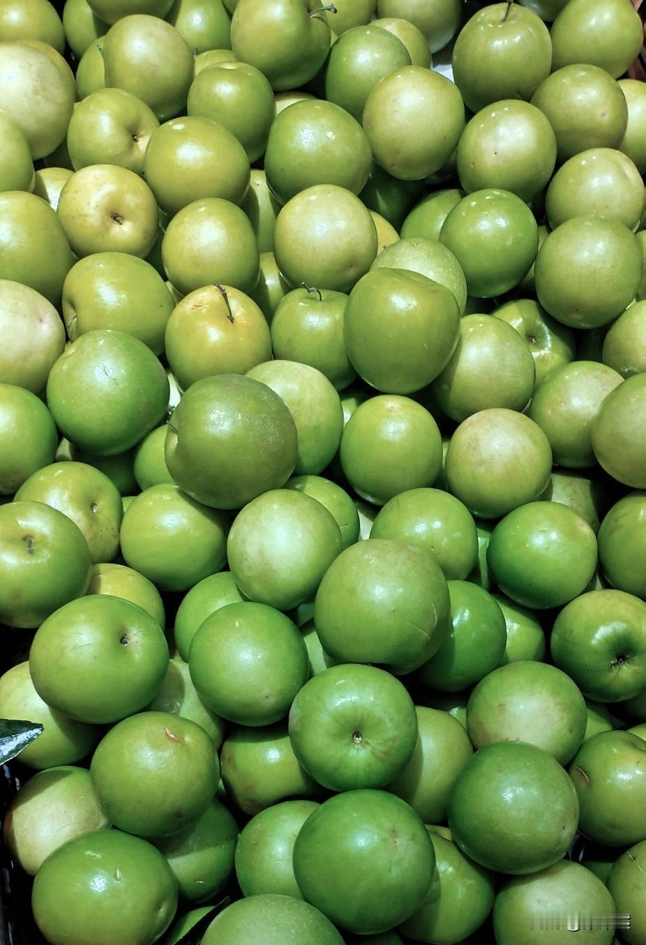 没想到，在这个小城镇光超市的时候，竟然碰到卖青枣的。我第一次见这种枣还是十多年