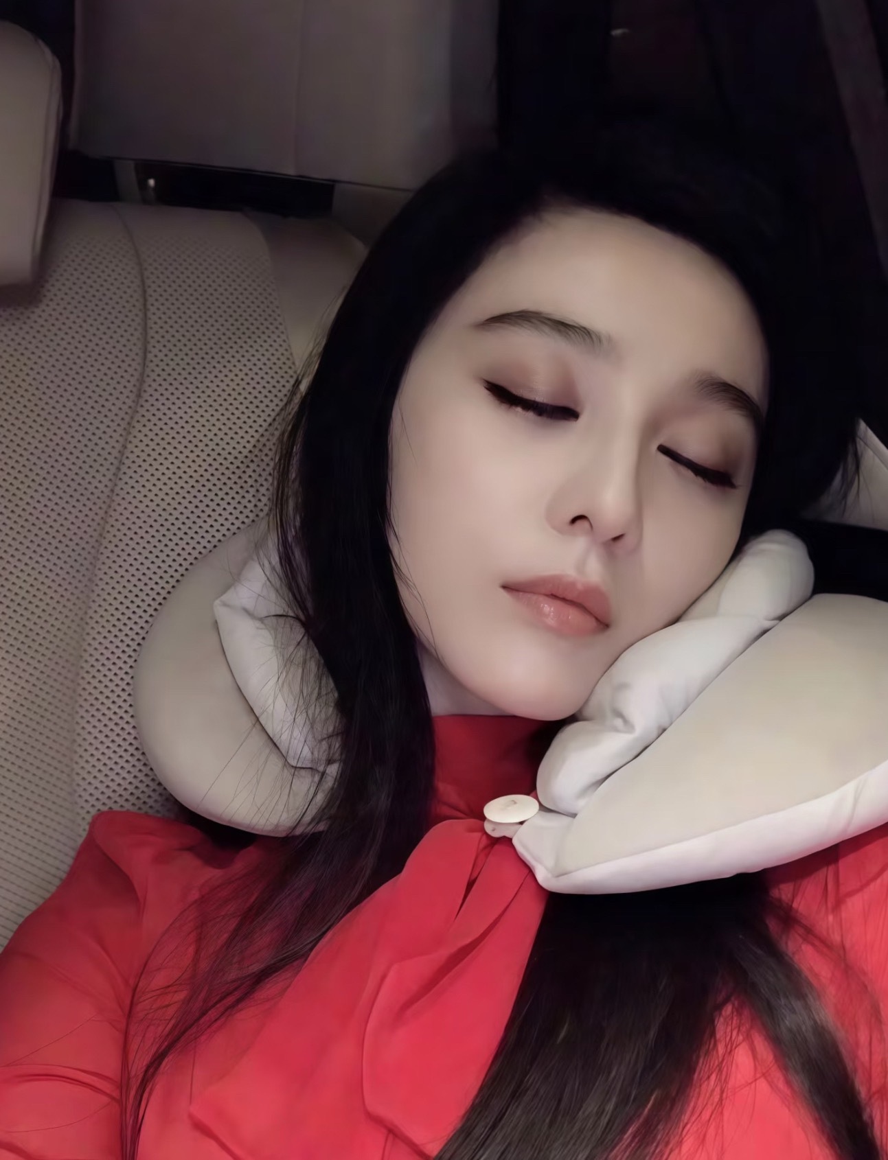 对物祛魅的方式是拥有；对人祛魅的方式是成为。​​​