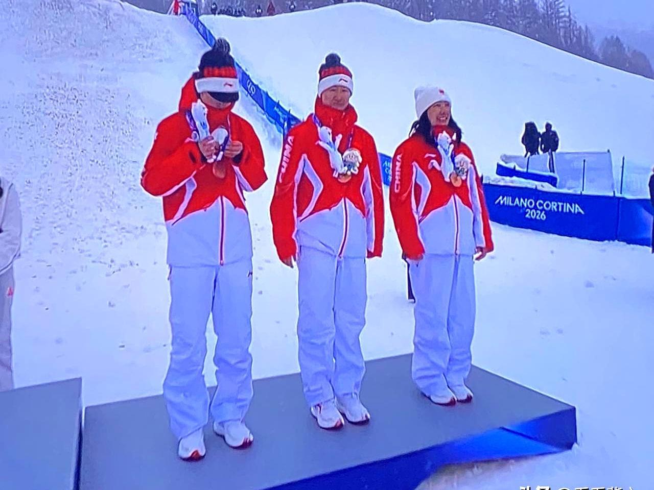 到手的金牌飞了！3个个人奖牌得主凑一队，决赛竟接连崩盘，眼睁睁看着金牌被美国队拿