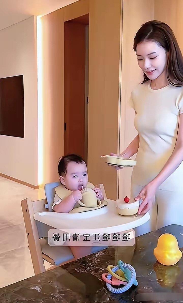 汪宝儿太可爱了，马筱梅是个好妈妈，工作带娃两不误，亲自给小孩做辅食，独属于母子俩
