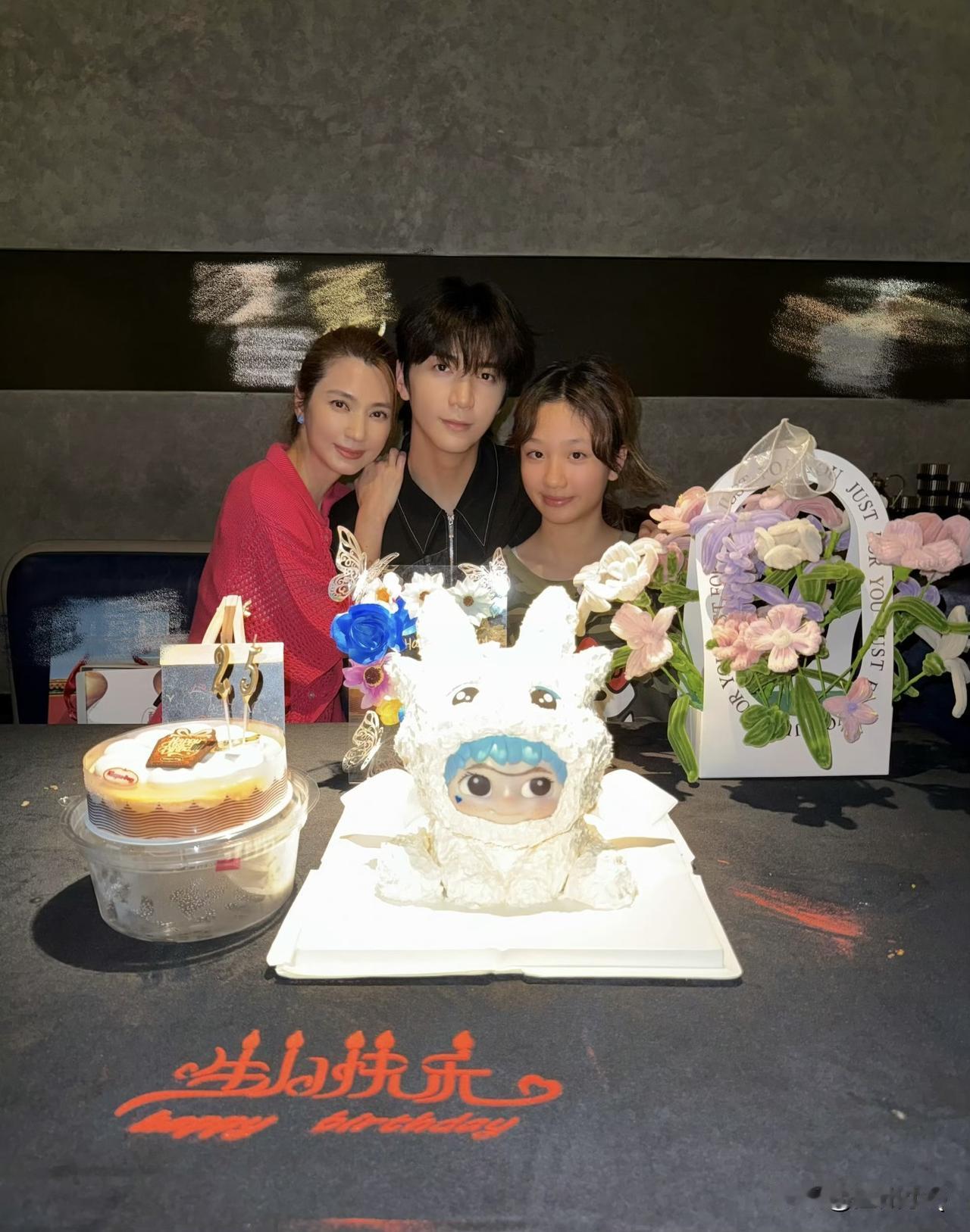 洪欣为儿子张镐濂庆祝25岁生日，女儿一同出镜，三人同框十分温馨。张镐濂虽然是莫少