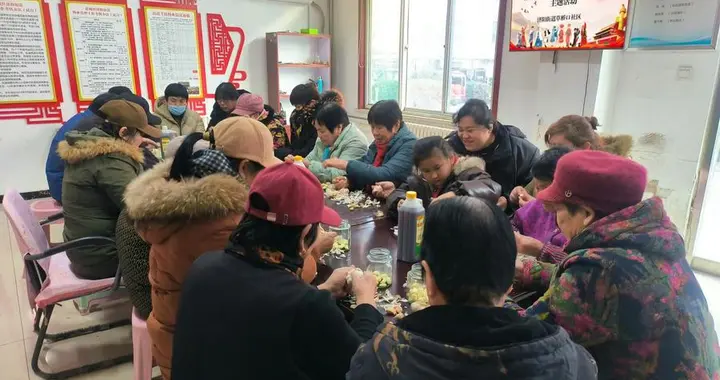 济阳街道草桥口社区欢聚腊八节 共庆民族团结情