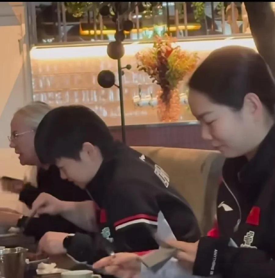 笑死我了，索林请莎莎吃饭，莎莎一听吃好吃的，就点头答应了，还不忘带上自己