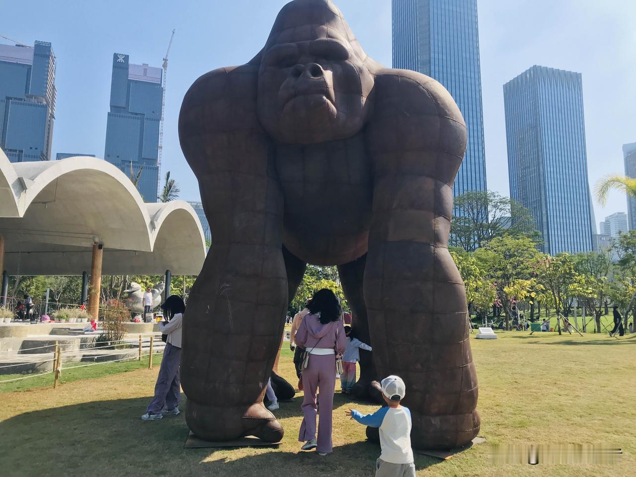 对比这里，深圳很多公园明显与此不是一个格调。没有亭台水榭，也没有锦鲤鸳鸯，或许前