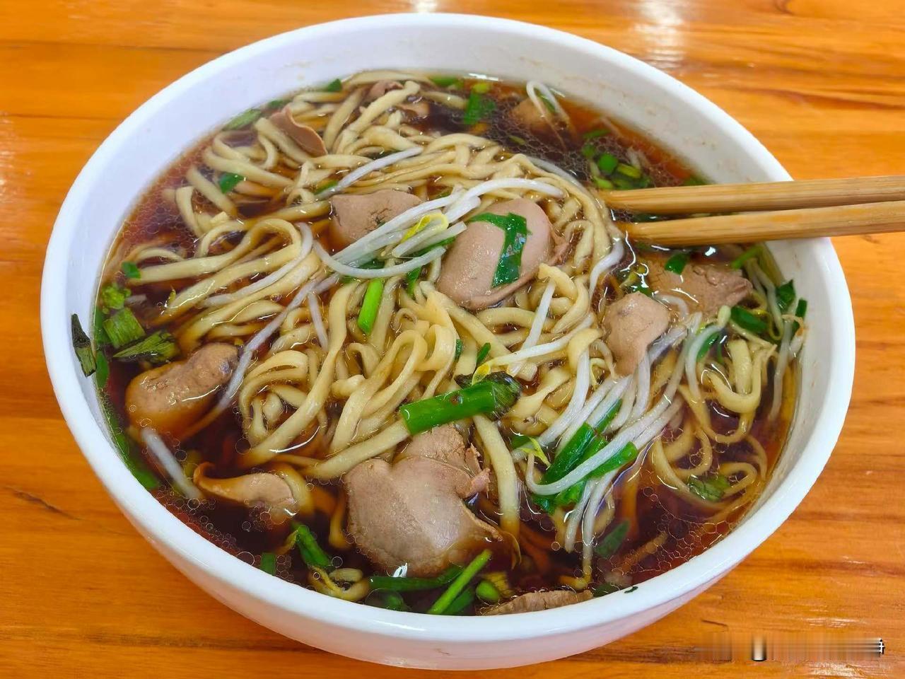今日早餐∶鸡脯面鸡胸肉切薄片下锅煮熟，调味，下入金针菇丝，韭菜段，盛出备用。