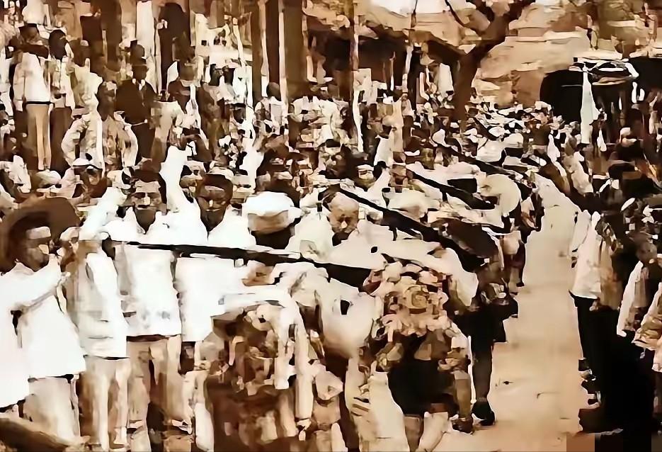 川军残兵背骨灰回川，路遇浑水袍哥劫道，老兵拿不出钱，含泪打开骨灰坛：这里装着我父