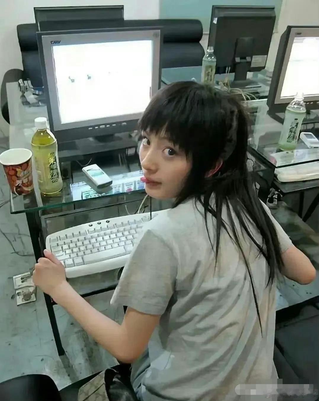 2007年，在网吧上网的杨幂