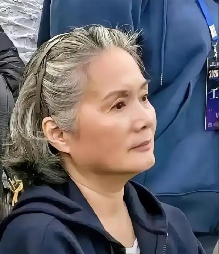 武康路的一栋老洋房，估值早过了亿，推开窗能看见梧桐叶的影子落在青砖墙上，可你要是