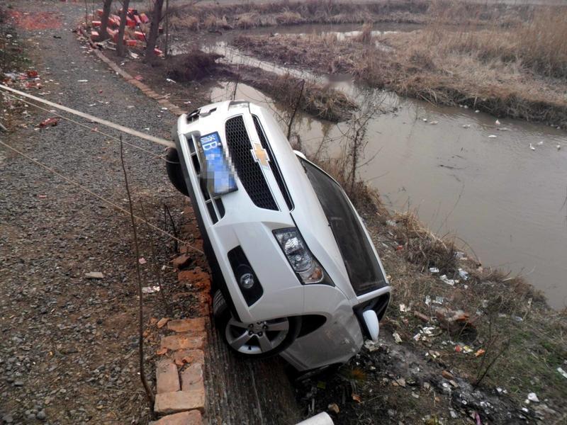 “油门当刹车”的事故真不少见。11月8号，河北一男子因不太会开那辆车，一挂挡车动