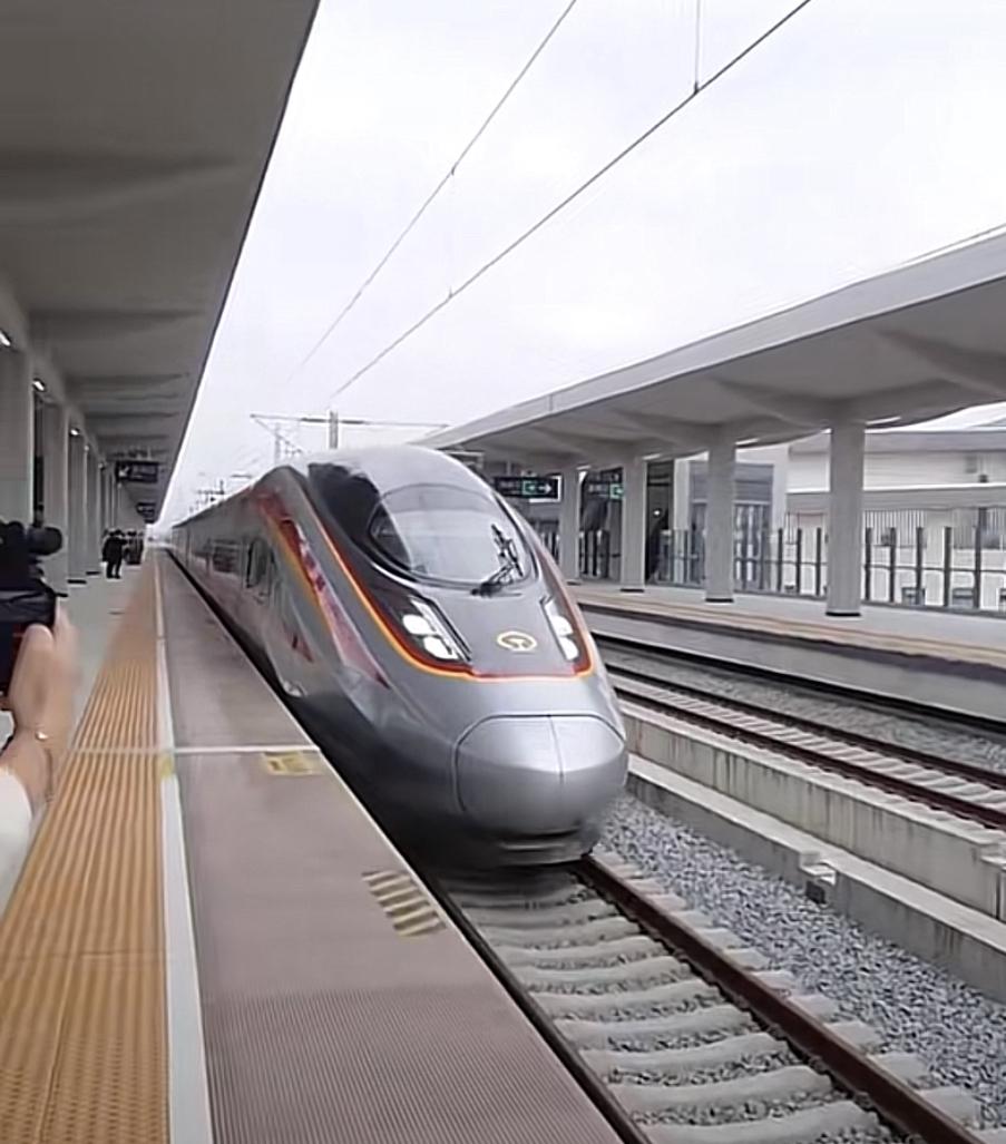 广湛高铁开通快一个月了，全程票价一等座369，二等座247，商务座806元这