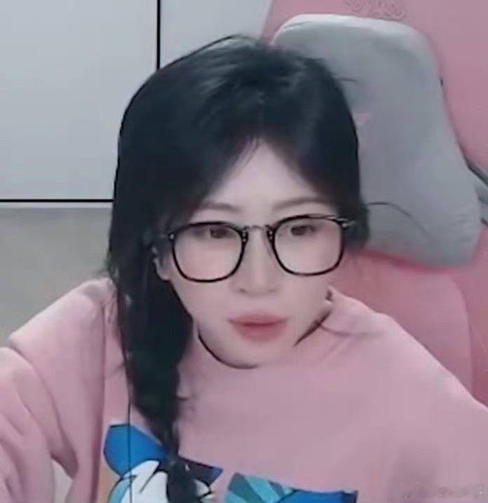 Ams：之前我在火猫直播的时候，第二年合同结束了，第三年他还想和我续签，我就开了