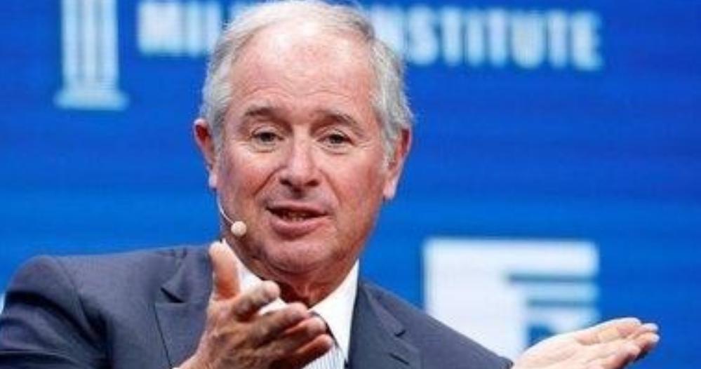 美国超级富豪苏世民，公开放话：“美国正在把中国逼成无法战胜的对手！”随后，他捐款