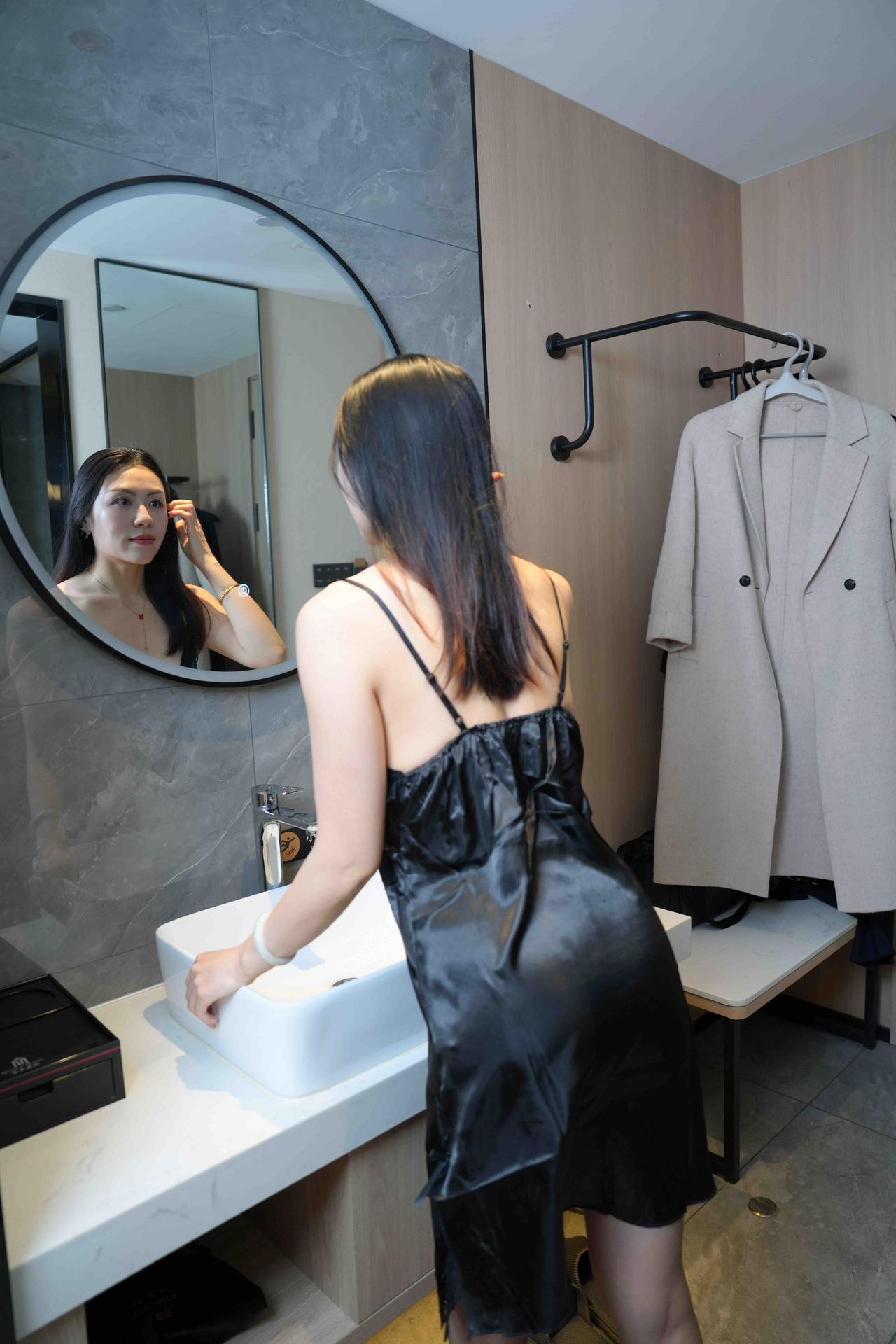优雅黑裙穿搭，镜前自拍的时尚时刻