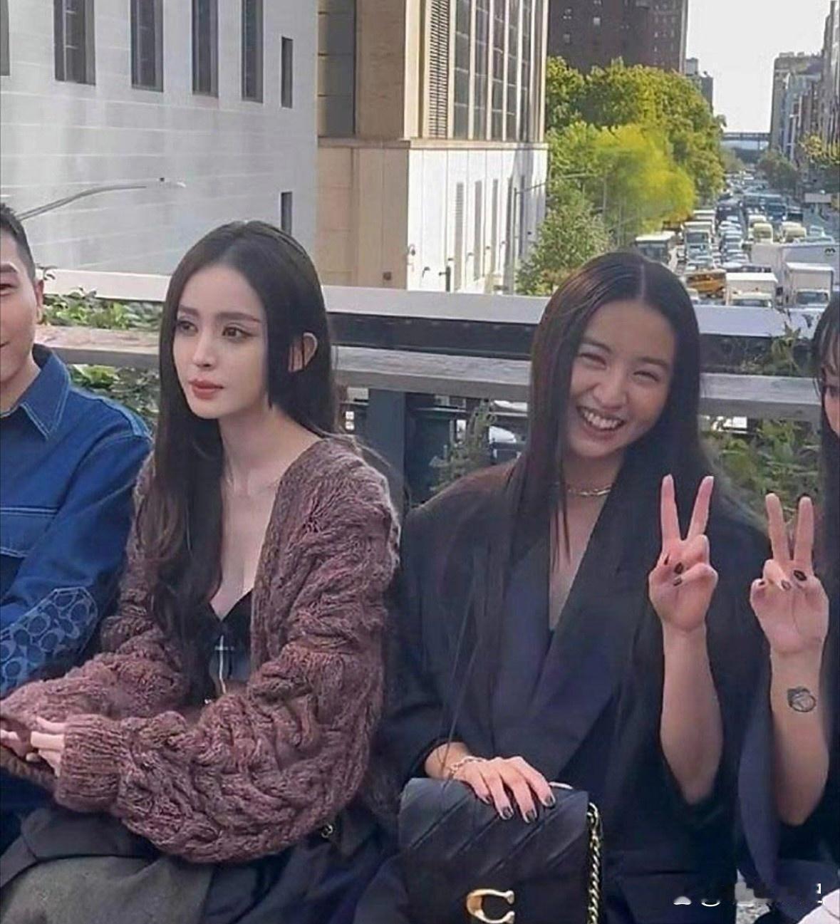 真的是没有对比就没有伤害在绝对的美貌面前，脸的大小根本不值一提…