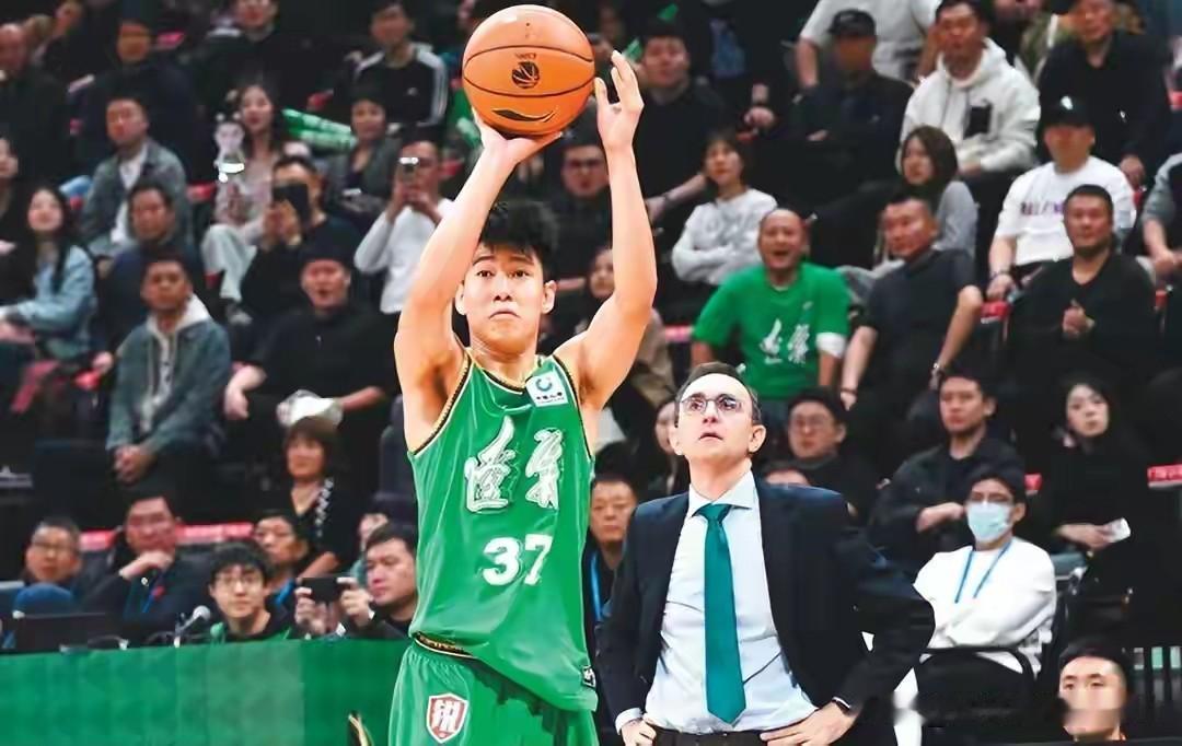 辽宁队下个赛季要想进入八强需要这7个操作。1、必须把莫兰德留下！因为付豪太矮没