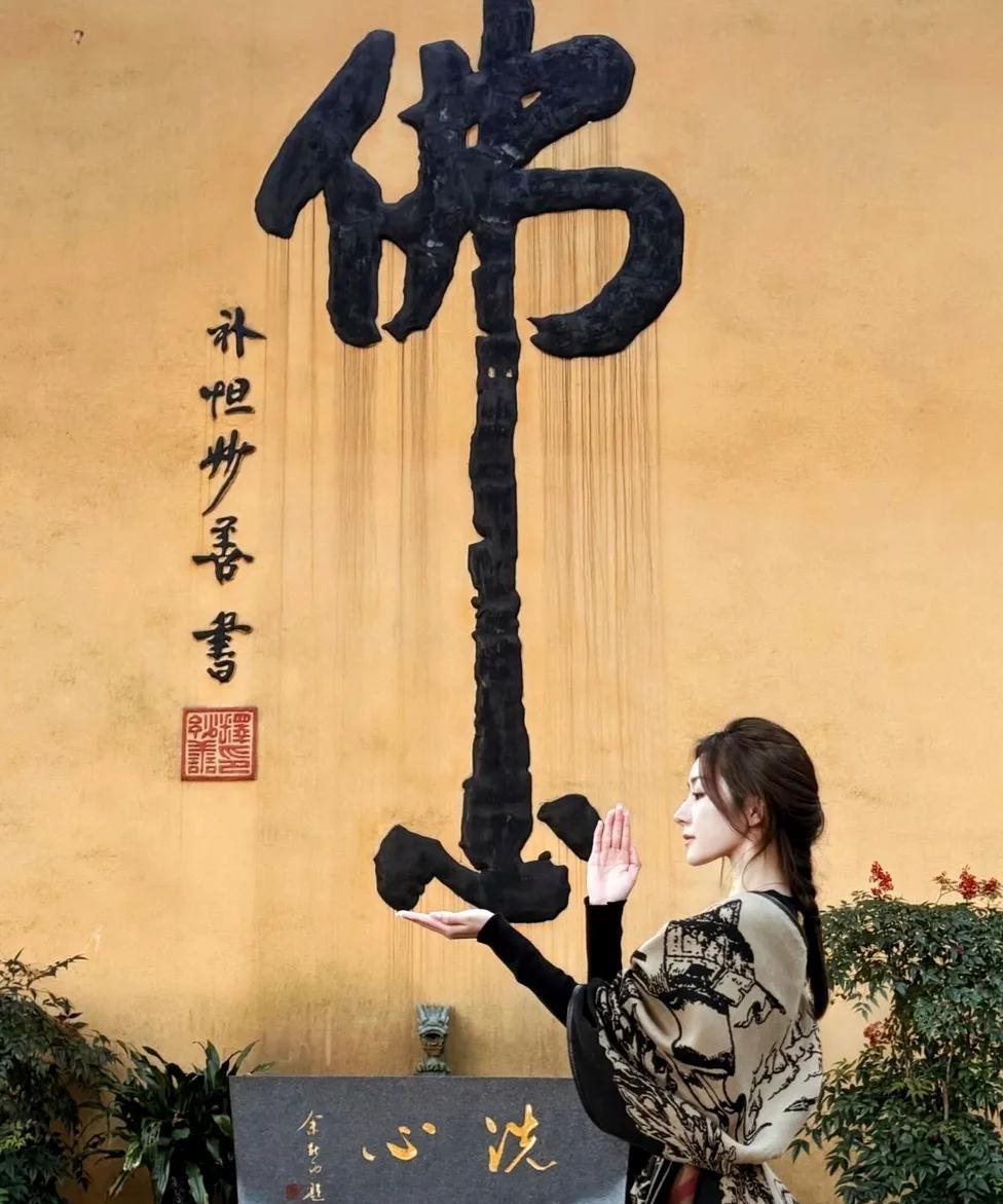 请记住所有恨你的、诽谤你的、侮辱你的人，他们并不能够决定你什么，他们也影响不了你
