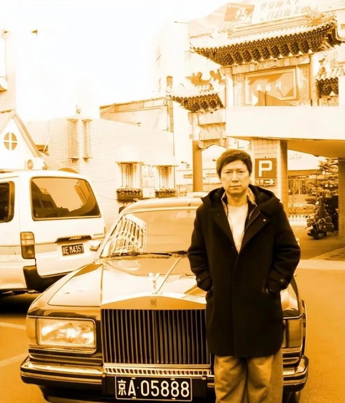 90年代，李春平和豪车，一张罕见的合影，身前这辆牌照京A·05888的劳斯莱斯银