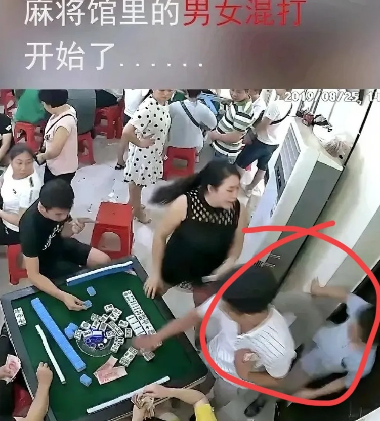 惊呆了！麻将馆一男子打老婆下午麻将馆正在打麻将时，突然冲进来一男的直给女的打