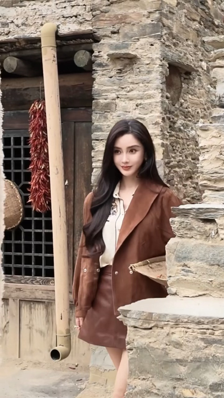 爱看，请多拍！这套衣服也好美🤎🤠👢🧥Angelababy羌寨上班vlog
