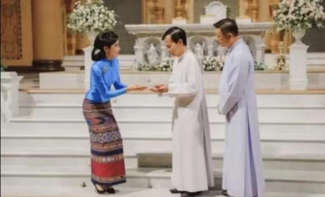 泰国诗妮娜贵妃不仅长得俊，身材也确实无可挑剔。可以说是婀娜多姿，杨柳细腰，苗条直