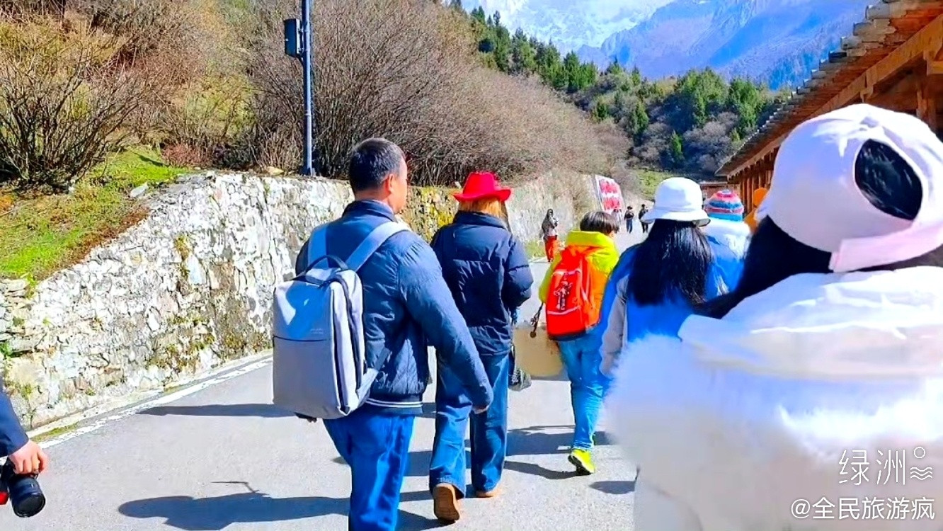 山风正好，不如去四姑娘山走一走这个季节的四姑娘山像被大自然悄悄调亮了滤镜。满眼