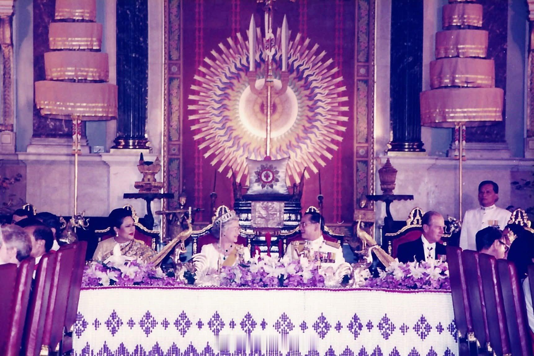 英国王室1996年10月28日，伊丽莎白二世女王和爱丁堡公爵菲利普亲王在泰国