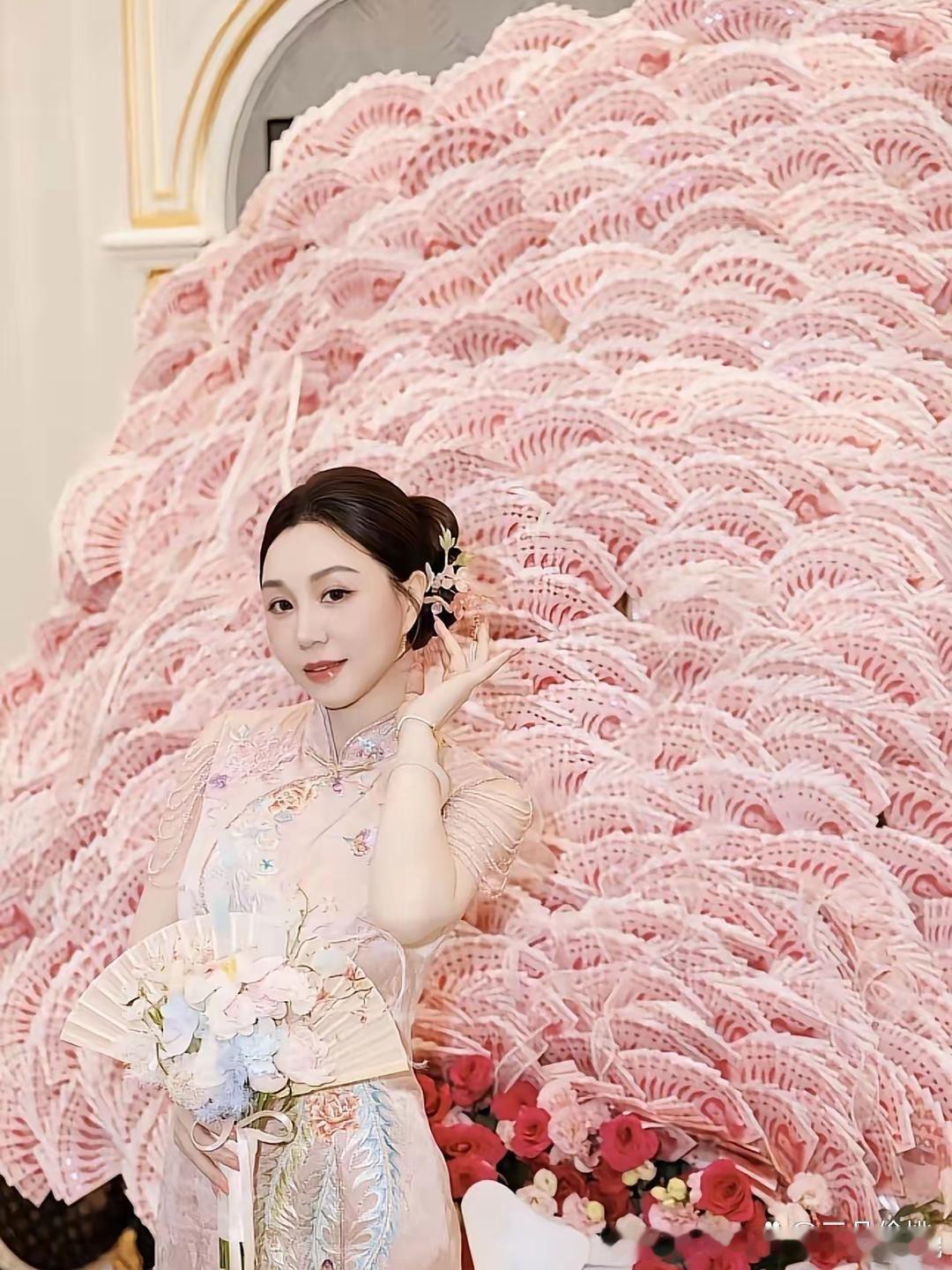 周大生老板娘晒出“钱”花束，开眼了。不仅在别墅内举办了派对，老公还给她送上了满墙