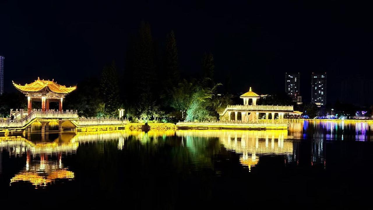云南蒙自，气候宜人，四季温暖如春。每当夜幕降临，华灯初上，灯火璀璨。南湖公园