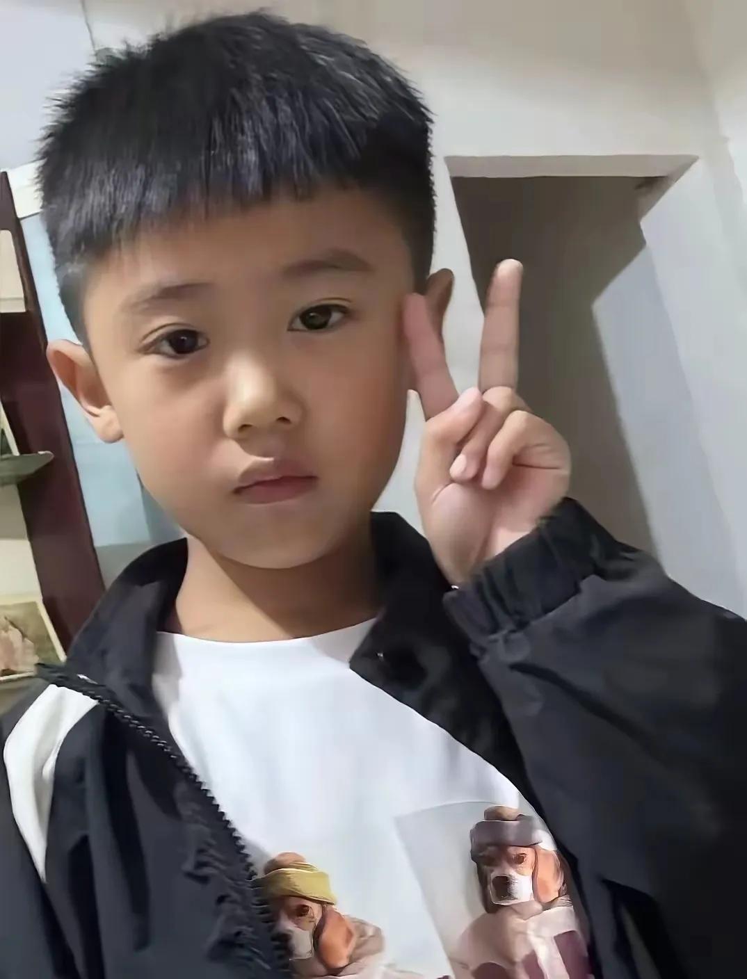 这点便宜占得太让人心疼了！轩轩爸从朋友火锅店拿的矿物油燃料，竟让可爱儿子住进IC