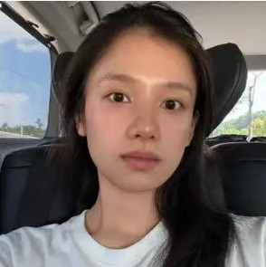 继张婧仪的眉骨遮阳后，又见识到了T区自带提亮，好有权威的素颜