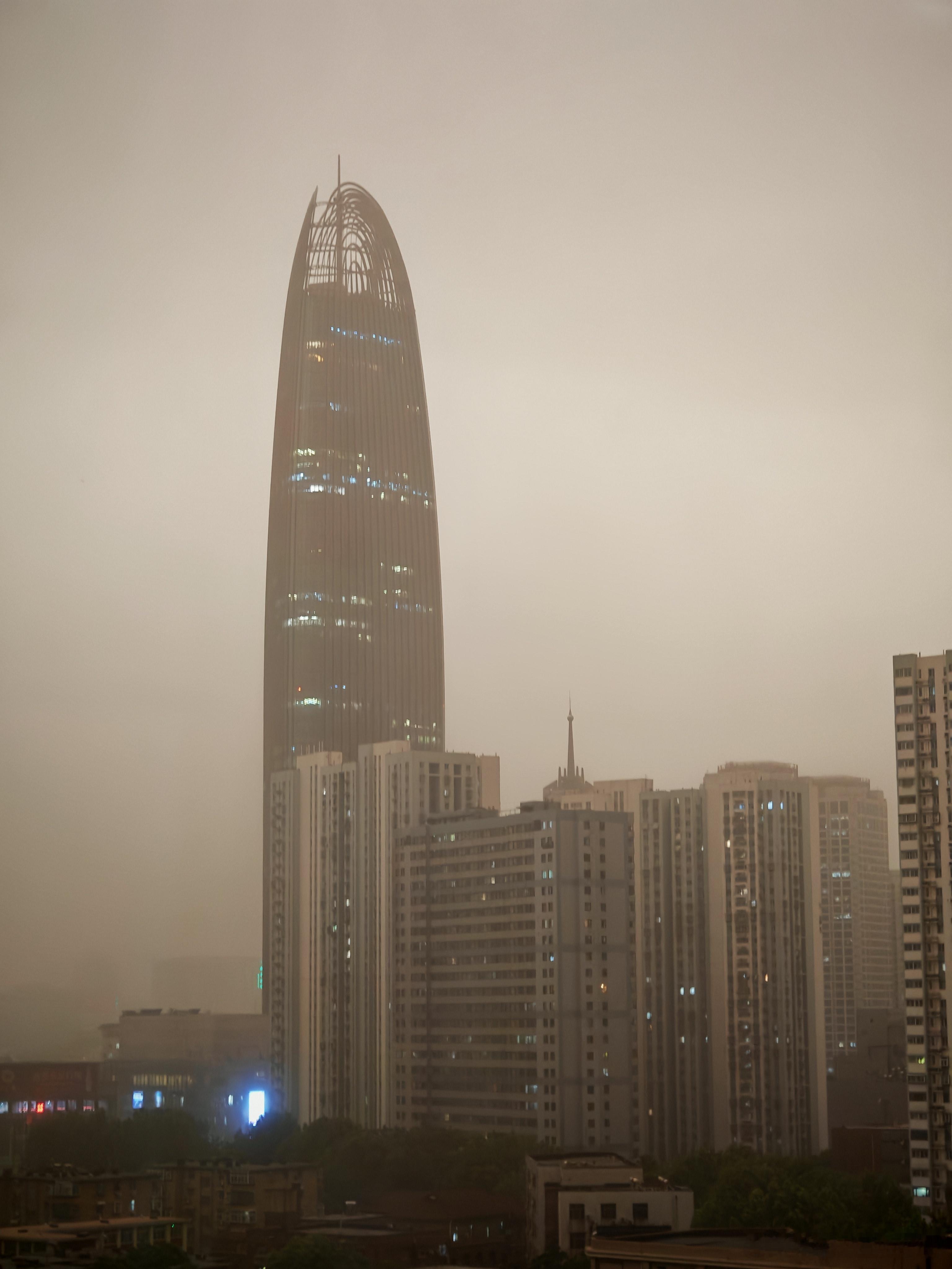 乖乖，济南突然来了一波强对流天气，逛风大作，满天黄沙，然后还要下雨。假期前夕+下