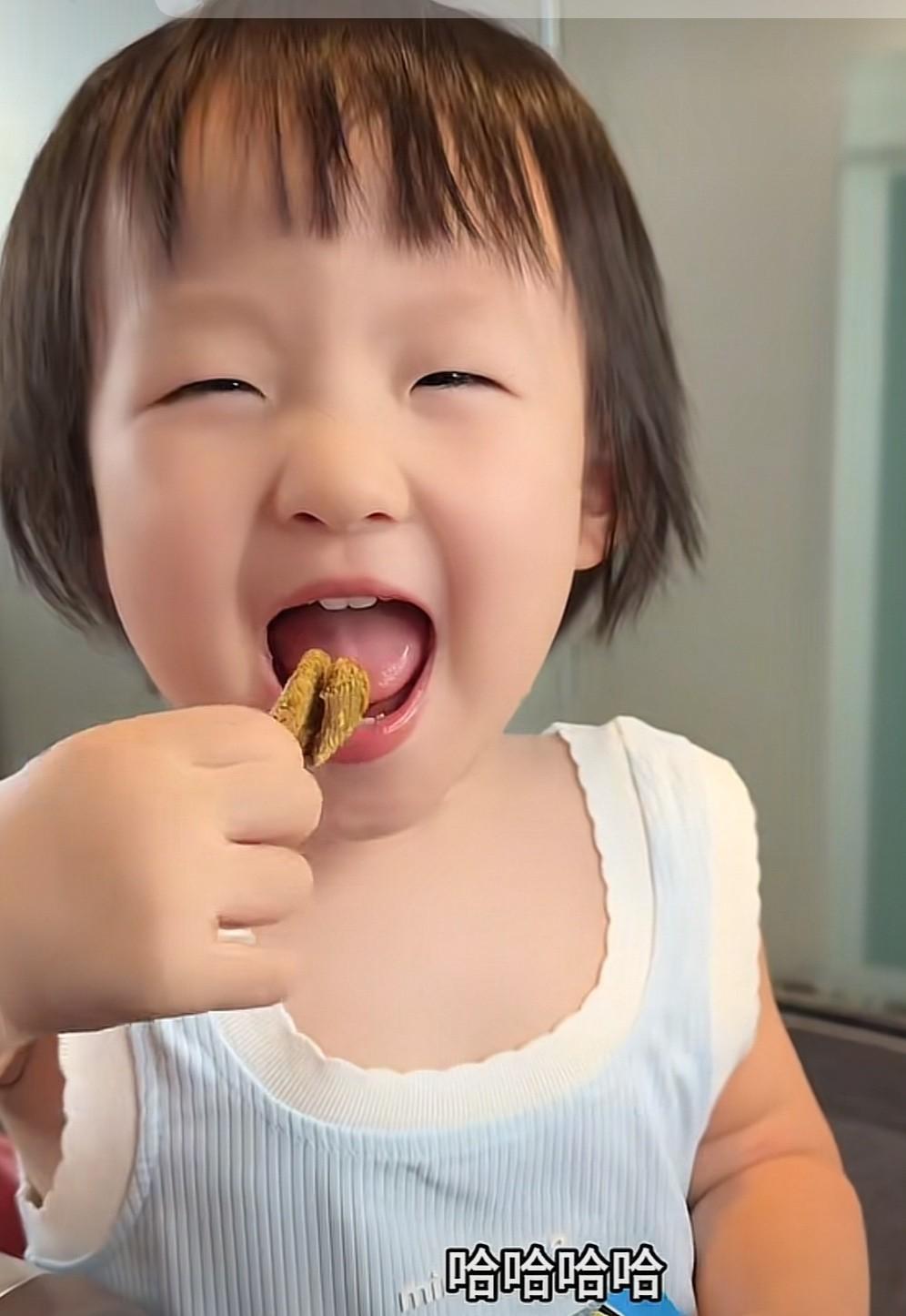 今天下午，黄一鸣更新了闪闪的视频。在视频里，闪闪拿着一包牛肉干叫黄一鸣拆。黄一鸣