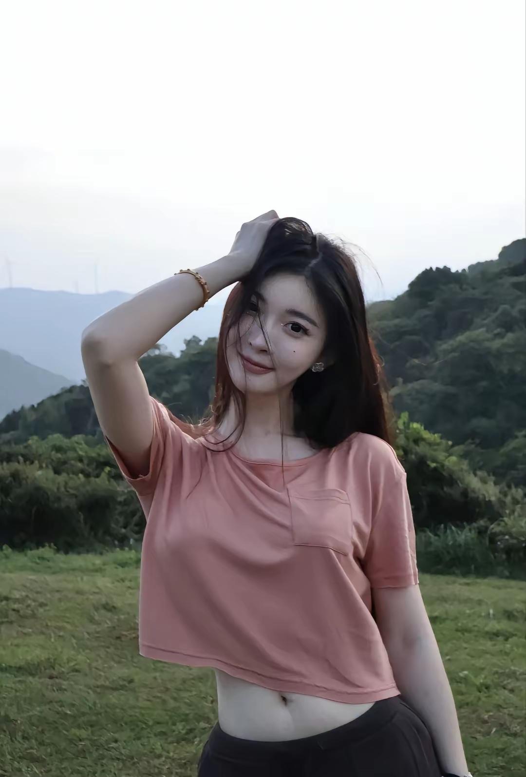 山间少女，微风拂面，笑容自然。