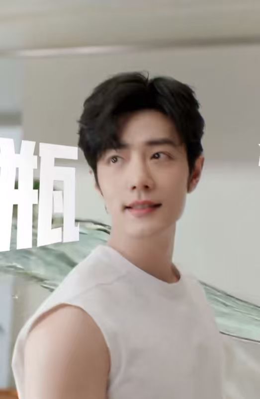 肖战白色无袖清爽感肖战六度开启新爽感肖战白色无袖清爽感，肖战六度开启新爽感，跟