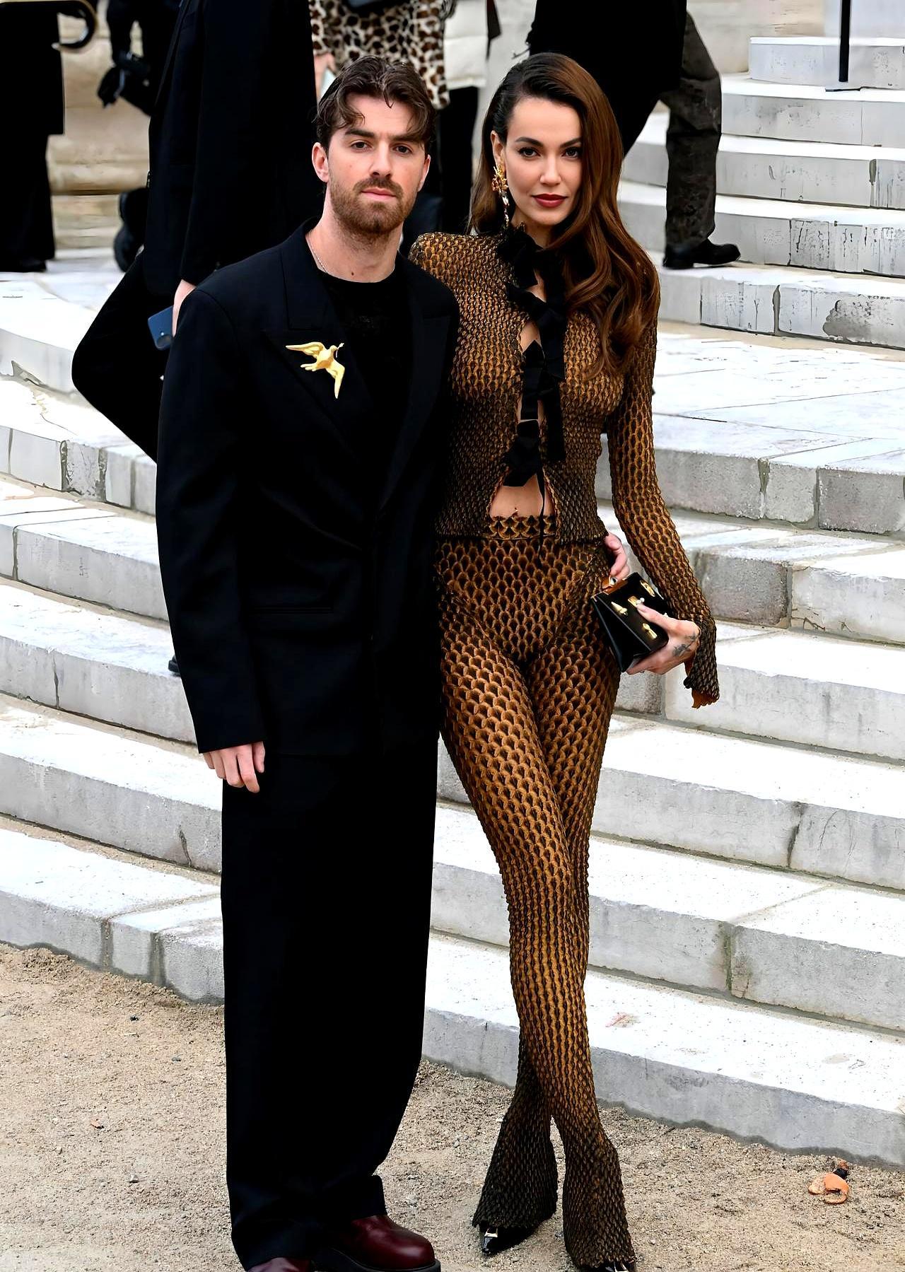 高定秀场上最稀缺的奢侈品，从来不是衣服。璀璨灯光下，模特玛丽安娜转身定点。