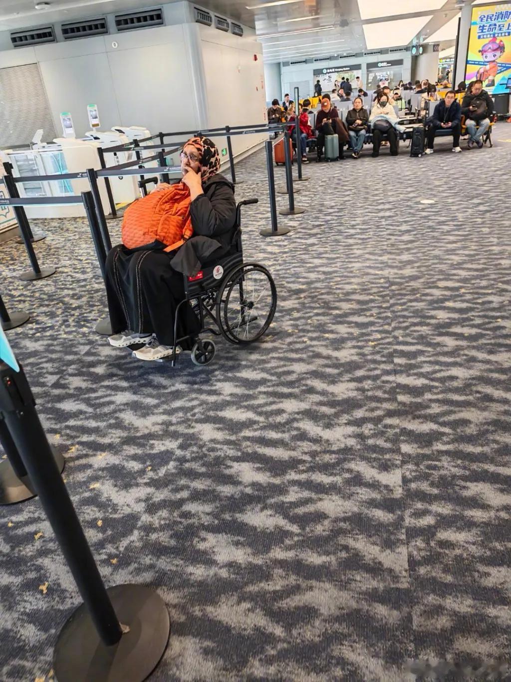 杭州萧山机场出现印度旅客滥用轮椅的真实事件！有多名旅客实拍拍到：个别四肢健全