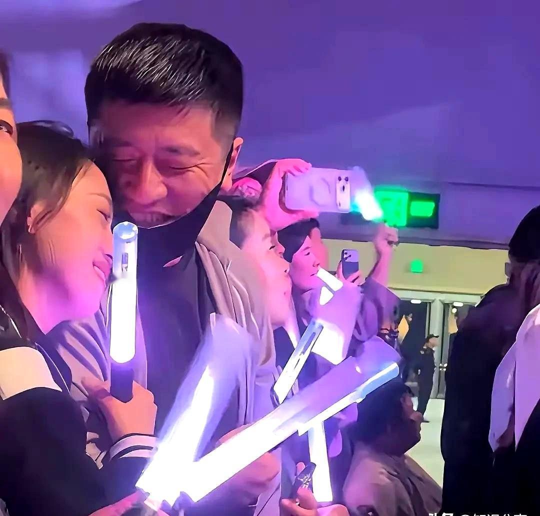 张雪峰是出了名的“女儿奴”，为了孩子他也不会离婚！小女儿10岁了，他每天骑车送