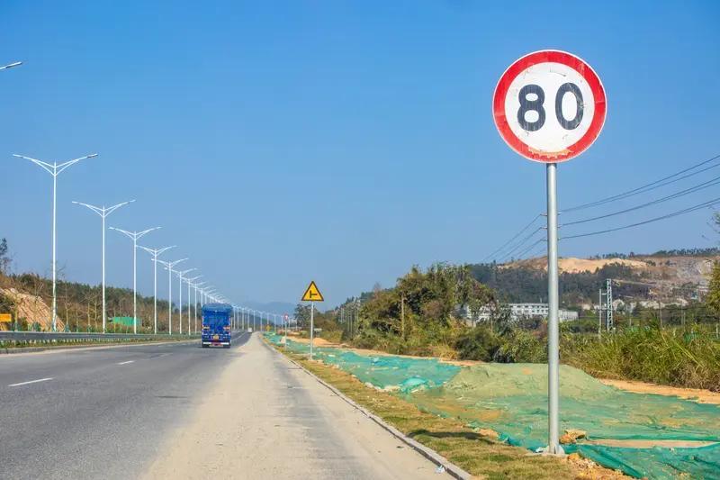 2026高速两大新规时间点，一次说清！一、3月26日全国统一实施1.高速