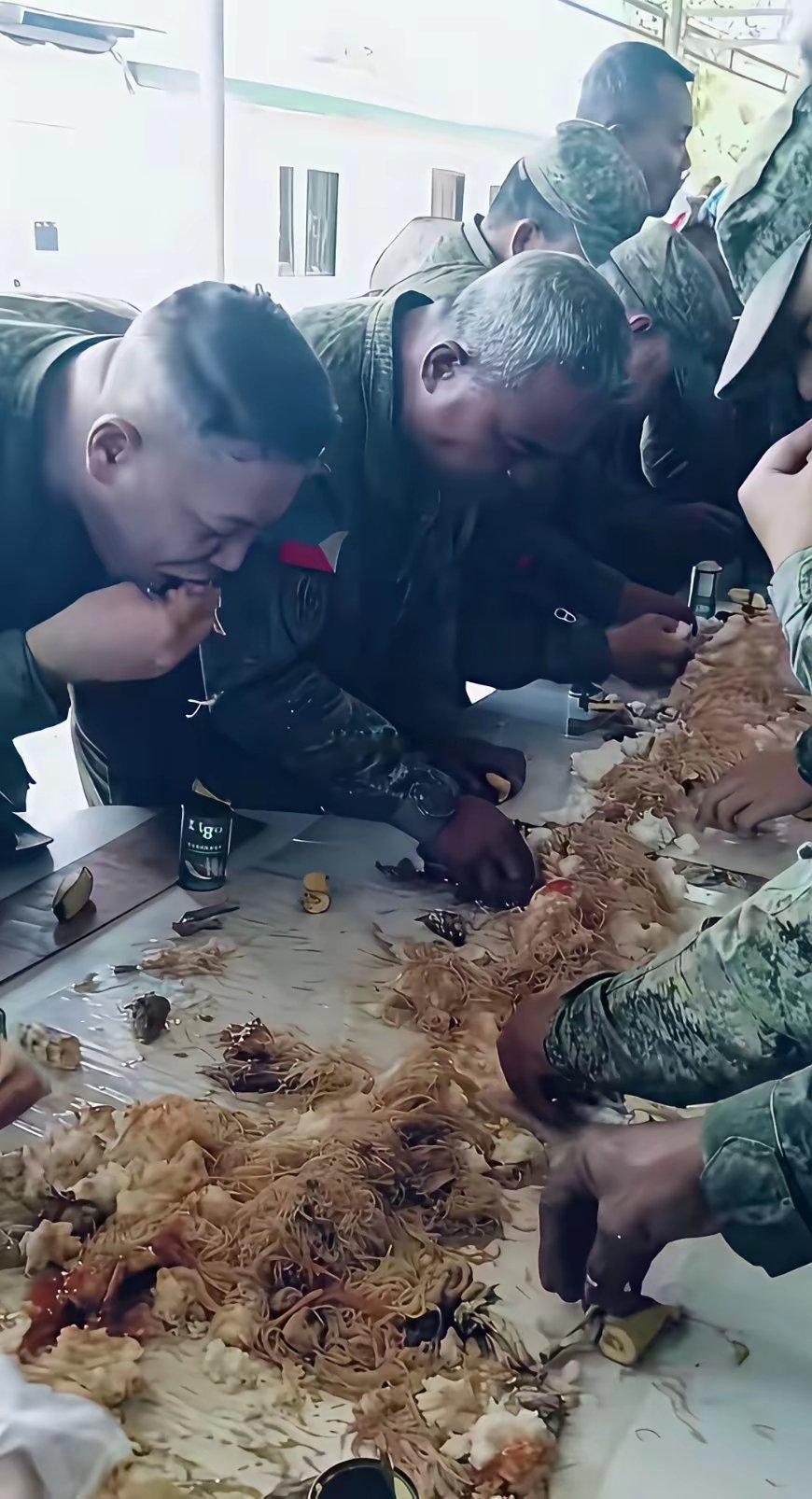 不要小看阿三的文化影响力最近流出菲律宾士兵吃饭的场景全部用手吃饭，食物倾倒没有界