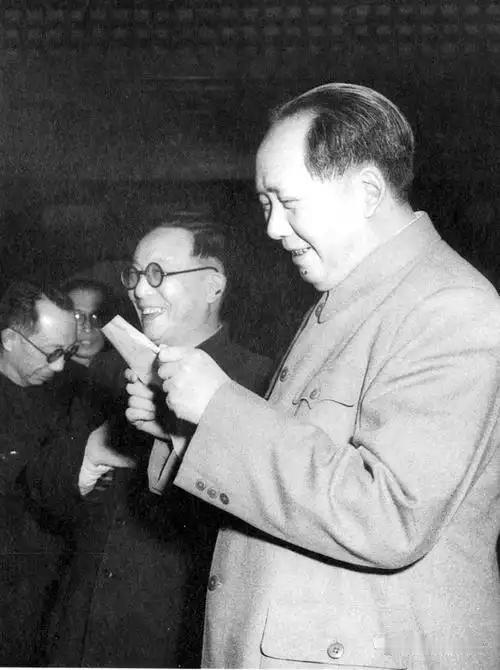 1969年7月，毛主席问高碧岑：“中国北临苏联，南临印度，东临日本。如果他们联合
