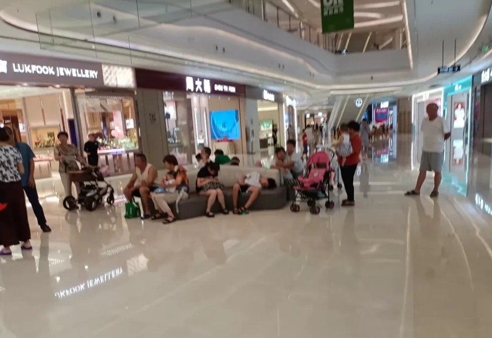 商场里蹭空调的人，千万别嘲笑他们他们不是买不起空调用不起空调，他们存折上的钱