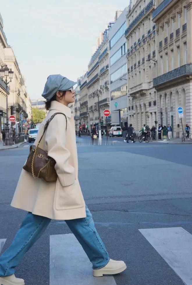 42岁的孙俪这次总算时髦在线！一袭白色大衣搭配报童帽与牛仔裤，造型高级又洋气，尽