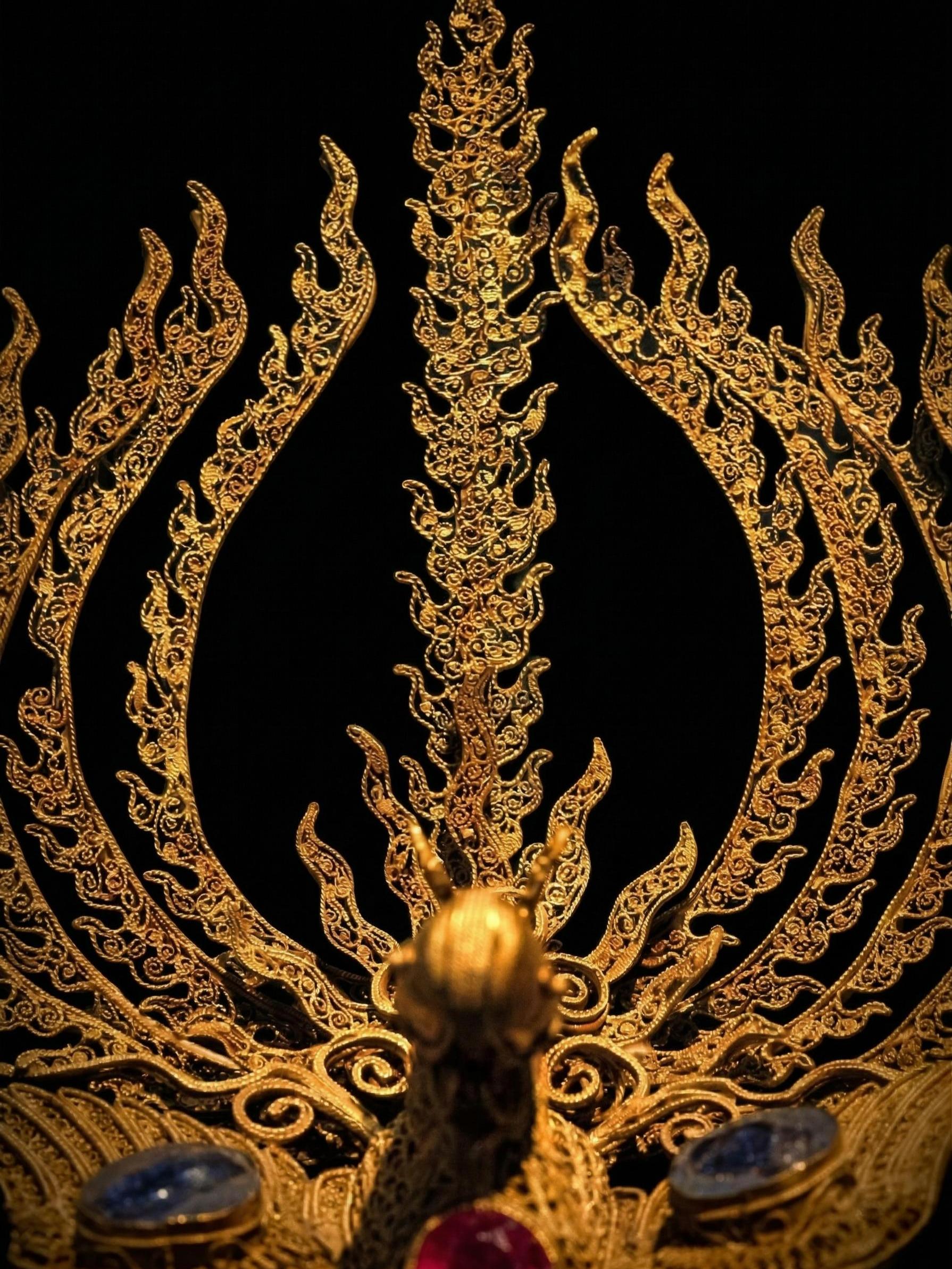 凤羽燎金｜一抹掠过大明的烈焰。🌊凤髻金泥带，龙纹玉掌梳 —— 北宋 ...