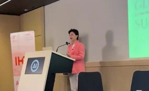 著名主持人57岁杨澜出席日内瓦活动，优雅、端庄、知性、大方！虽然已经57岁，这身