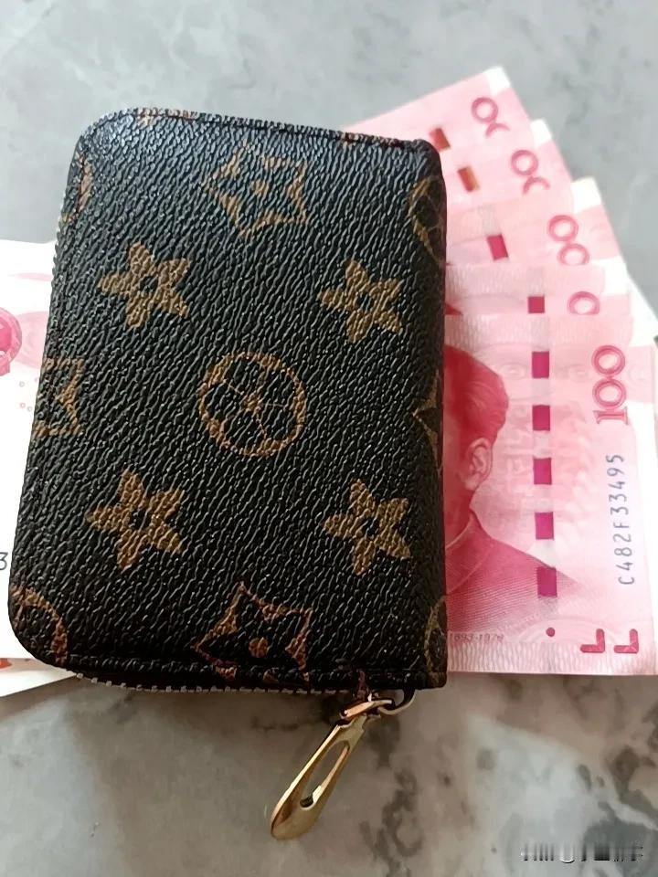 我非常看好，因为现在去一些国家旅游，直接花人民币就行了，据说……全球80多个