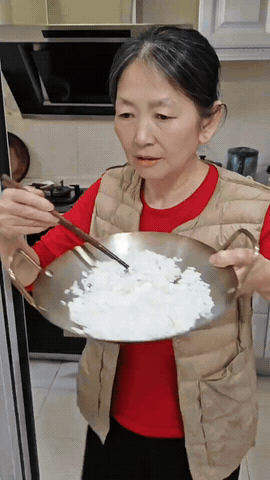 婆婆做完饭从厨房出来，端着米饭准备去吃饭，却发现儿子儿媳一家人早已经吃完了。婆婆