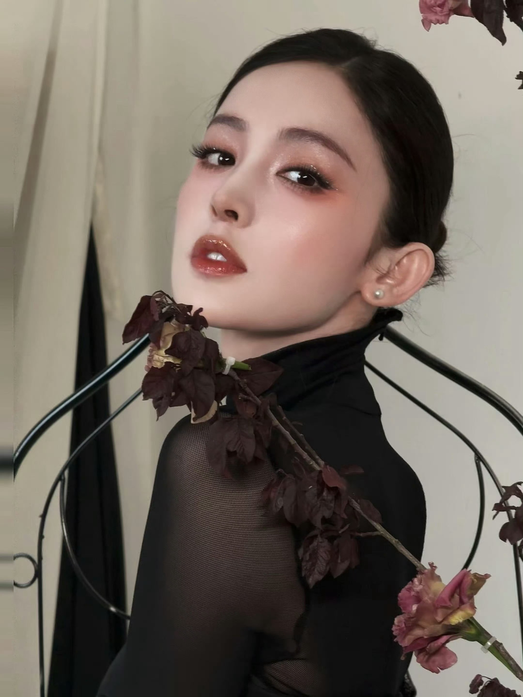 娜扎腰间白玫瑰此女又来统治Vogue红毯了，造型基础脸就不基础，配饰基