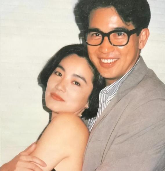 和林青霞纠缠20多年，如今在台湾独居，80岁把唯一孙女当“依靠”。他现在一个人在