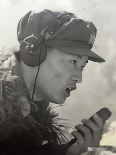 “别啰嗦了！向我开炮！”他对着团政委吼完这一句，把电线举过头顶，阵地保住了！